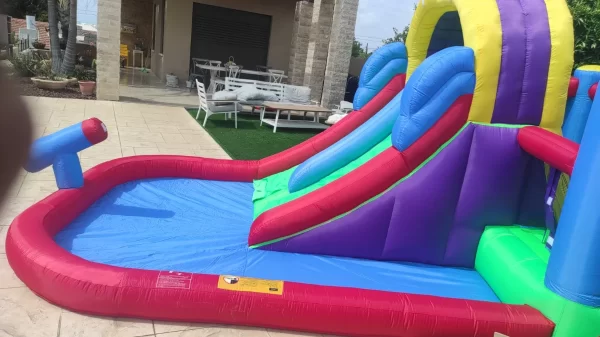 מתקן מתנפח לחצר עם מגלשה ובריכה ביתית צבעונית, מתאים לימי הולדת ומסיבות בחצר.