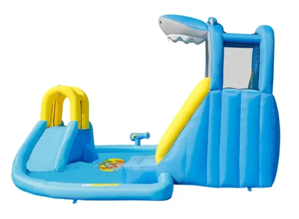 מתקן מים מתנפח כריש פאן זון מאת Happy Hop (מק"ט: 9675) כולל מגלשת מים מתנפחת בנושא כריש כחול וצהוב עם בריכת התזה מחוברת ותרסיס מים מקושת.