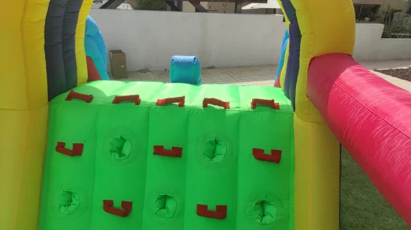 מתקן מתנפח עם ידיות טיפוס לאירועים ומשחקי ילדים בחצר הבית.