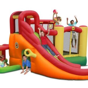 ילדים משחקים בשמחה על 9406 מתקן קפיצה מרכז 11 התחנות - Happy Hop - קפיץ קפיץ. חלקם מחליקים מטה, בעוד אחד קופץ בשטח הסגור. המבנה כולל צבעים אדומים, צהובים וכתום עם מטרות שובבות.