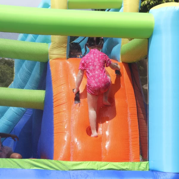 ⁦מתקן קפיצה מתנפח עם שיכשוכית מגלשה ואזור קפיצה מגודר |W73003 |מתקן רטוב|Doctor Dolphin |המגן⁩ – תמונה ⁦4⁩