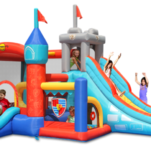ילדים נהנים מ-9021-מצודת 13 התחנות-Bouncy Castle-הפיהופ-Happy Hop-קפיץ קפוצ, הכולל מגלשות, מגדלים, אדום בוהק, כחול, אפור ודגלים. חלקם מחליקים מטה בהתרגשות בעוד אחרים מציצים דרך פתחים או מרימים את ידיהם בשמחה.