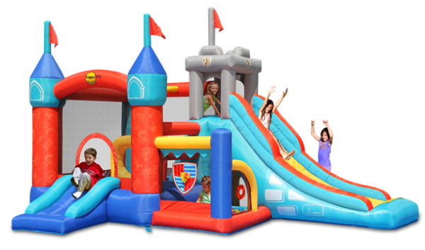 ילדים נהנים מ-9021-מצודת 13 התחנות-Bouncy Castle-הפיהופ-Happy Hop-קפיץ קפוצ, הכולל מגלשות, מגדלים, אדום בוהק, כחול, אפור ודגלים. חלקם מחליקים מטה בהתרגשות בעוד אחרים מציצים דרך פתחים או מרימים את ידיהם בשמחה.