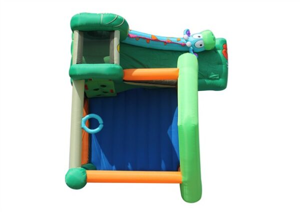מבט אווירי של 9139 מתקן קפיצה כיף הג'ונגל מאת Happy Hop - קפיץ קפיץ: מבנה משחק מתנפח צבעוני עם מגלשה, קיר טיפוס, חלקים ירוקים, כתומים וכחולים, עיצוב דרקון מצויר מלמעלה וחישוק קטן בצד אחד.