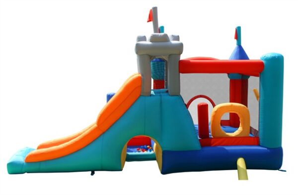 ה-9021-מצודת 13 התחנות-Bouncy Castle-הפיהופ-Happy Hop-קפיץ קפוצ הוא בית מקפץ מתנפח בנושא טירה עם מגלשה שמאלית ופרטי צריח. הוא כולל אזור משחקים סגור עם קטעים צבעוניים בכחול, כתום וצהוב על רקע לבן.