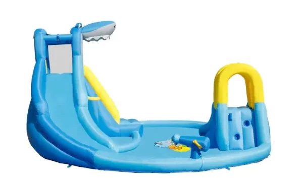 מתקן מים מתנפח כריש פאן זון (מזהה מוצר: 9675) מאת Happy Hop כולל ערכת משחקים מתנפחים בנושא כריש כחול וצהוב עם מגלשה המובילה לבריכת התזה, אזור טיפוס וידיות תומכות.