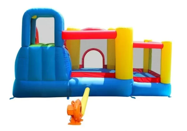 מתקן מתנפח 7 תחנות של HAPPY HOP (מק"ט 9359), מבית קפיץ קפוצ, הוא בית קופצני תוסס עם חלקים כחולים, צהובים ואדומים, כולל מגלשה בצד שמאל, דפנות רשת מאווררות, ובחזיתו מפוח אוויר כתום לניפוח.