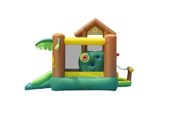 מגרש המשחקים המתנפח 9071F-טירת גלישת היער-The Forest Castle-הפיהופ-Happy Hop-קפיץ קפוצ כולל עיצוב בית עץ חום וירוק, כניסה צהובה, גרפיקת מטרה ומגלשה.