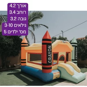 בית קופצני מתנפח תוסס שכותרתו "מתן קפיצה מתנפח גדול | D4234 | צבעי פנדה" עם מגלשה מוקם על מדשאה, עץ דקל ושיחים ברקע. תיבות טקסט בעברית מספקות מידות והתאמת גיל.